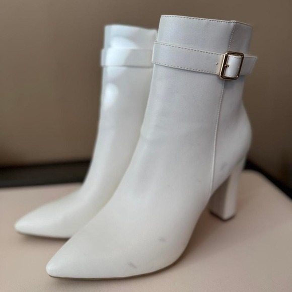 Amazon Brand IDIFU Women's White Ankle Boots With Gold Buckle Size 12 - Picture 1 of 8